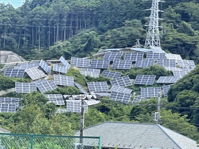 景観として異様と言うしかない。メガソーラー。